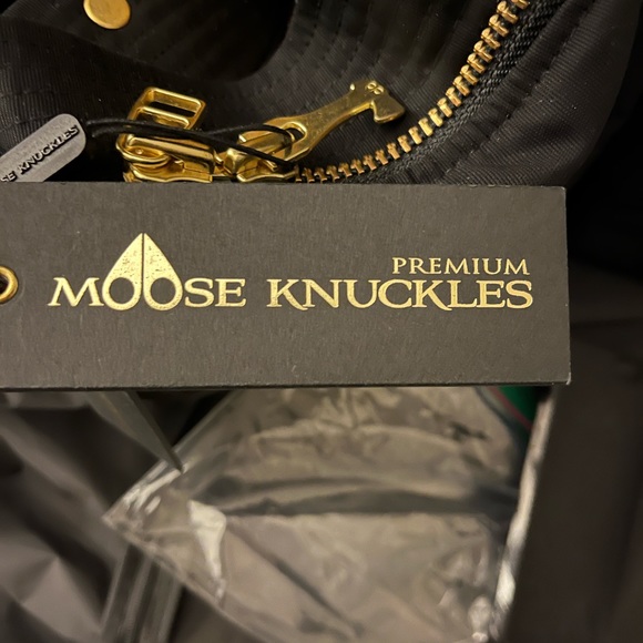 Moose knuckles long coat. Size xs . New. Black.  Gold fur . - Picture 15 of 15